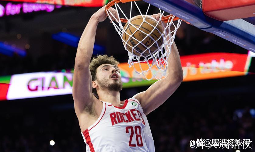 亚当斯替补登场16分钟，仅1投1中罚球2中1，拿下3分